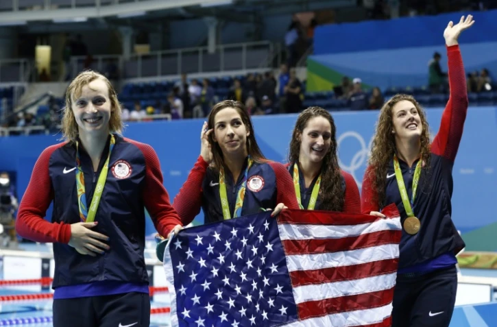Les Américaines Katie Ledecky, Madeline "Maya" Dirado, Leah Smith et Allison Schmitt sur le podium avec l'or du relais 4x200 m le 10 août 2016 à Rio 