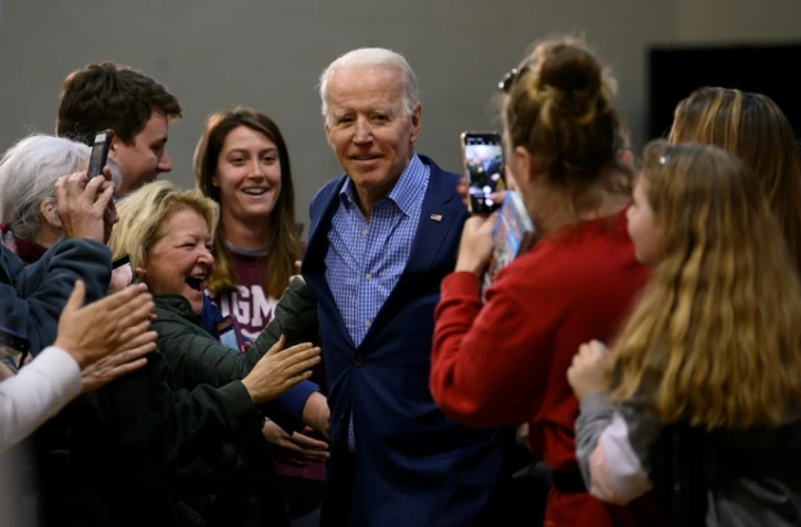 Le candidat à la Maison Blanche Joe Biden à la rencontre d'électeurs, le 27 février 2020 à Conway, avant la primaire démocrate en Caroline du Sud