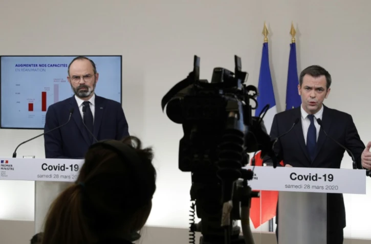 Le ministre de la Santé Olivier Veran (D) et le Premier ministre Edouard Philippe lors d'une conférence de presse conjointe, le 28 mars 2020 à Paris 