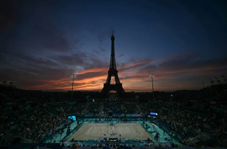 Vue générale du site du tournoi olympique de beach volley, au pied de la tour Eiffel, le 27 juillet 2024 à Paris