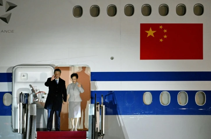 Le président chinois Xi Jinping et son épouse Peng Liyuan à leur arrivée à l'aéroport de Budapest en Hongrie, le 8 mai 2024
