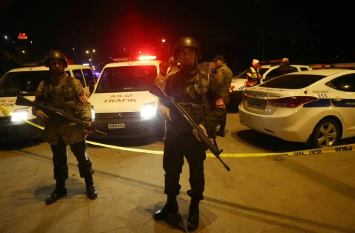 Des soldats turcs devant le site d'un attentat meurtrier à Ankara le 17 février 2016