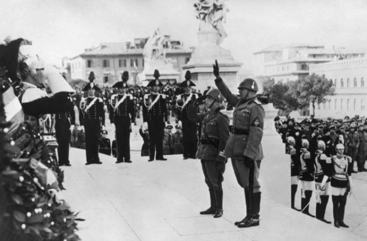 Une photo prise le 1er novembre 1938 montre le dictateur fasciste Benito Mussolini (d) lors d'une cérémonie sur la Tombe du SOldat inconnu à Rome pour célébrer la Journée de la Victoire