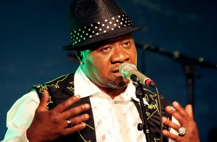 Le chanteur congolais Papa Wemba en concert au New Morning à Paris, le 15 février 2006