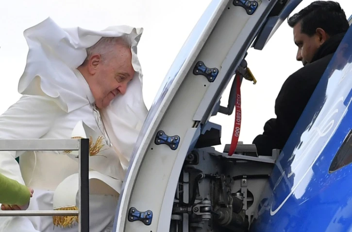 Le pape, diminué, emprunte une plateforme élévatrice pour monter à bord de son avion