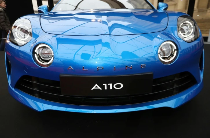 Un modèle d'Alpine A110, du constructeur Renault, exposée lors d'un salon à Paris en 2018