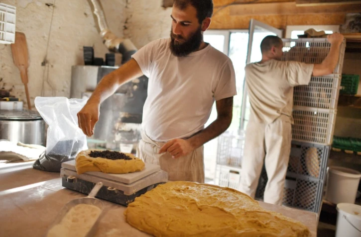 Des boulangers préparent du pain dans la Zad de Notre-Dame-des-Landes, le 19 janvier 2018 près de Nantes