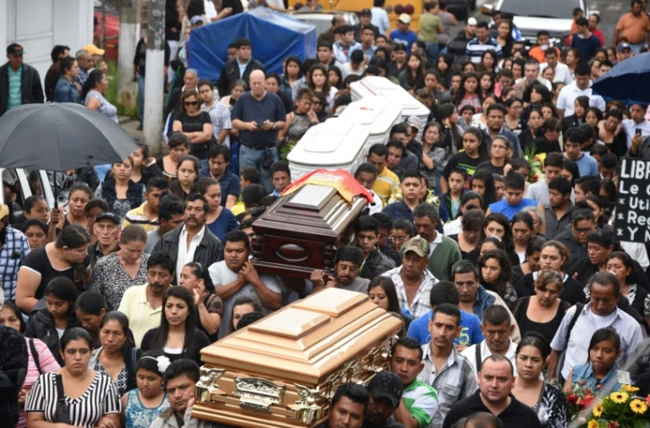 Des familles et proches aux funérailles des victimes d'un glissement de terrain, le 4 octobre 2015  au cimetière de Santa Catarina Pinula, au Guatemala