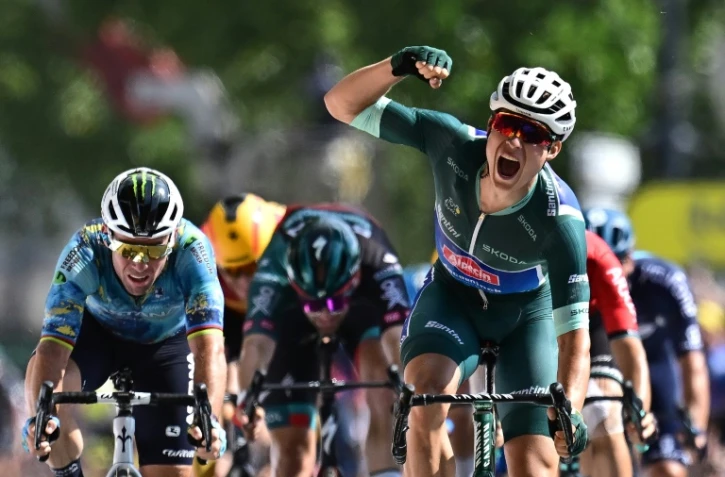 Jasper Philipsen vainqueur au sprint de la 7e étape du Tour de France à Bordeaux devant Mark Cavendish, le 7 juillet 2023