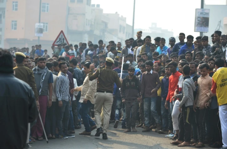 Des badauds à New Delhi aux abords d'une usine qui a brûlé dimanche 8 décembre 2019, faisant au moins 43 morts