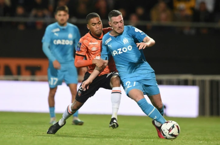 Le Marseillais Jordan Veretout (d) devance le Lorientais Julien Ponceau, le 9 avril 2023 à Lorient     