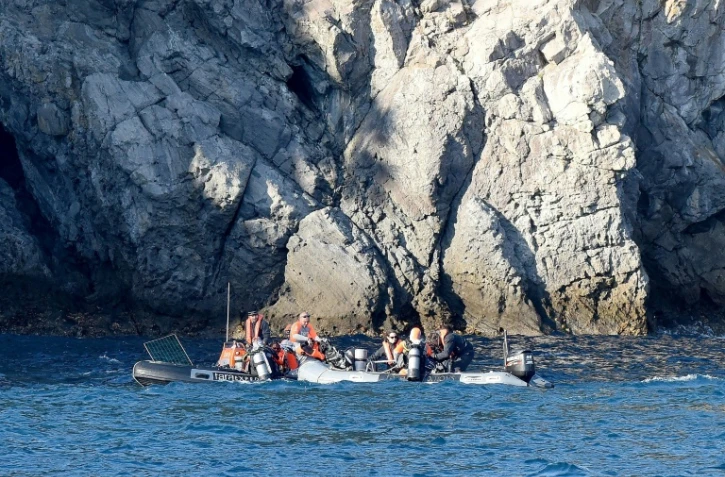 Le 28 mars 2017 des chercheurs de la goélette scientifique Tara s'apprêtent à plonger dans les eaux bleu marine du pourtour de l'île de Shikine, à quelque 160 km au sud de Tokyo