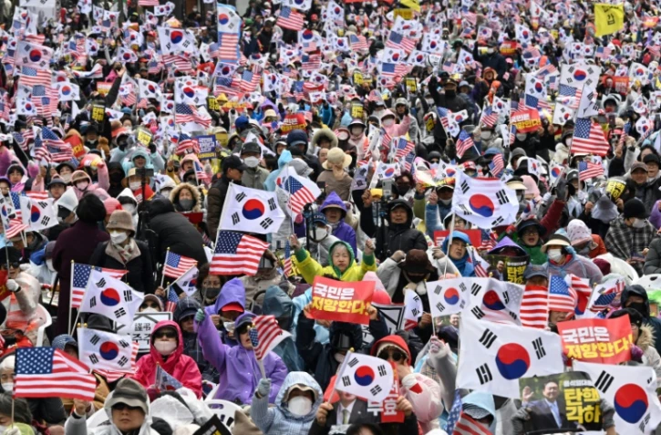 Des partisans du président sud-coréen Yoon Suk Yeol participent à un rassemblement dans les rues de Séoul, le 29 mars 2025