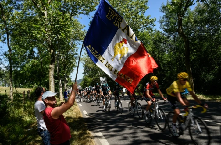 Supporter agitant le drapeau tricolore au passage des coureurs lors de la 6e étape du Tour de France, le 7 juillet 2016 à Montauban