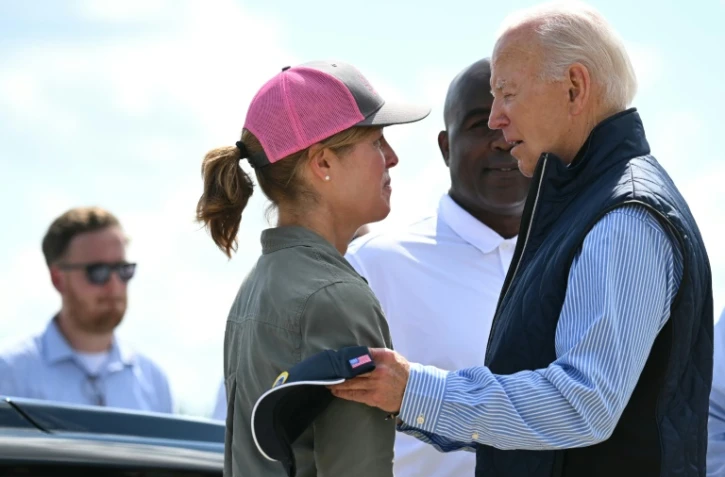 Le président américain Joe Biden (à droite) parle avec Esther Manheimer, la maire de la ville d'Asheville, frappée par l'ouragan Hélène, à son arrivée à l'aéroport de Greenville, en Caroline du Sud, le 2 octobre 2024