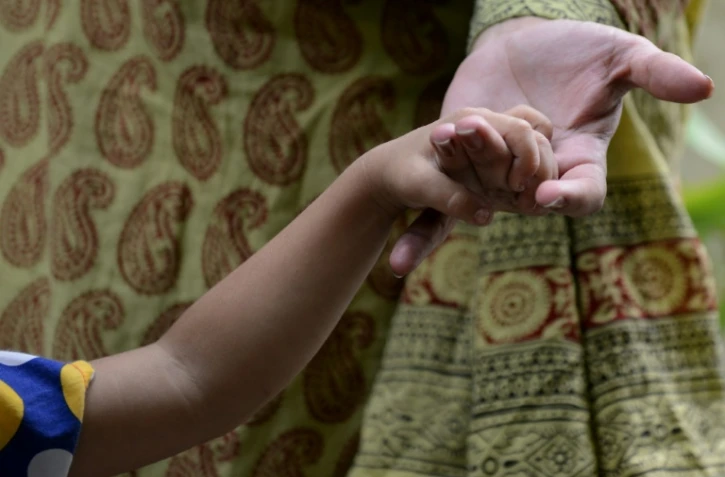 Sadaf Mehmood, une Indienne musulmane qui a reçu une lettre de divorce, avec sa fille dans leur maison à Bhopal, en Inde, le 28 avril 2016