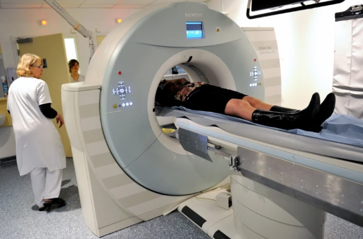 Un patient subissant un scanner dans un centre de traitement du cancer à Lille, le 6 février 2013