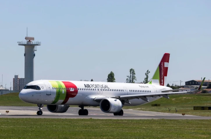 Un avion de la compagnie aérienne TAP Air Portugal sur le tarmac de l'aéroport Humberto Delgado à Lisbonne, le 2 avril 2026