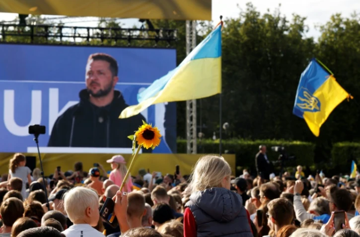 Le président ukrainien Volodymyr Zelensky s'exprime devant une foule rassemblée dans le centre de Vilnius, le 11 juillet 2023 en Lituanie