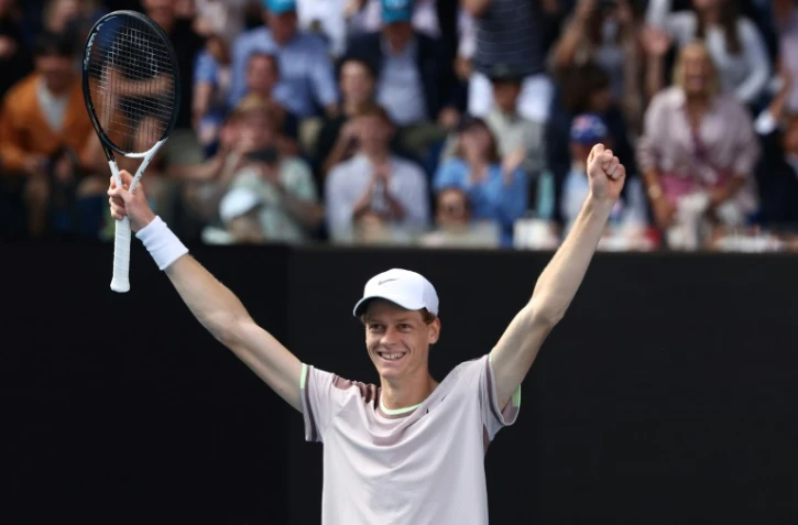 Le joueur de tennis italien Jannik Sinner célèbre sa victoire contre le Serbe Novak Djokovic en demi-finale de l'Open d'Australie à Melbourne le 26 janvier 2024