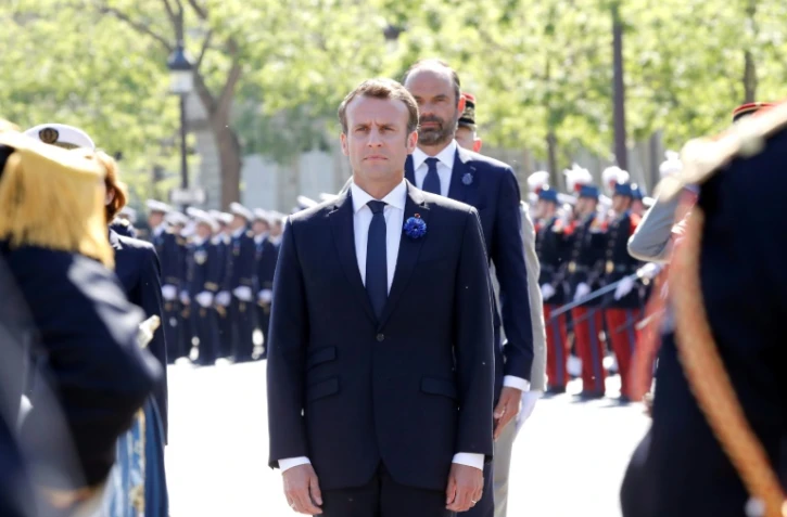 Emmanuel Macron, et derrière lui Edouard Philippe, assistent aux cérémonies du 8-Mai