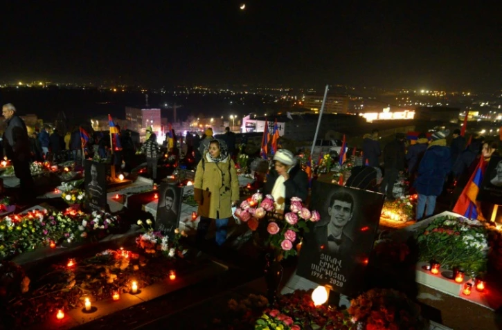 Cérémonie au cimetière militaire d'Erevan à la mémoire des victimes du conflit avec l'Azerbaïdjan au Nagorny Karabakh, le 18 décembre 2020 en Arménie