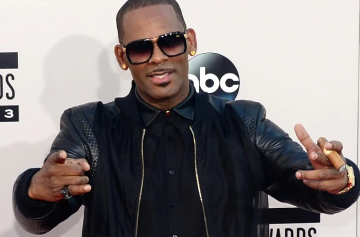 Le chanteur R. Kelly arrive aux American Music Awards Ă Los Angeles, en Californie, le 24 novembre 2013.