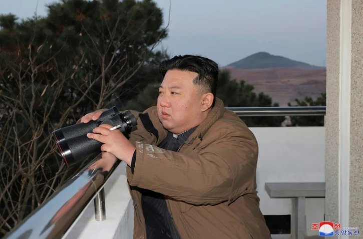 Dans cette photo prise le 16 mars 2023 et publiée le 17 par l'agence officielle nord-coréenne KCNA, le dirigeant de la Corée du Nord Kim Jong Un assiste au lancement d'un missile balistique intercontinental (ICBM) à l'aéroport de Pyongyang, en Corée du Nord