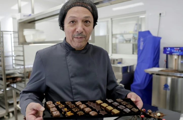 Le chocolatier libanais Roger Zakhour tient un plateau de ses chocolats faits main dans la capitale libanaise Beyrouth le 16 décembre 2019
