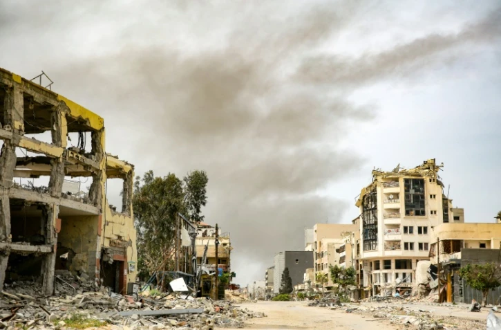 De la fumée s'élève lors d'une frappe israélienne à proximité de l'hôpital al-Shifa dans la ville de Gaza, le 28 mars 2024