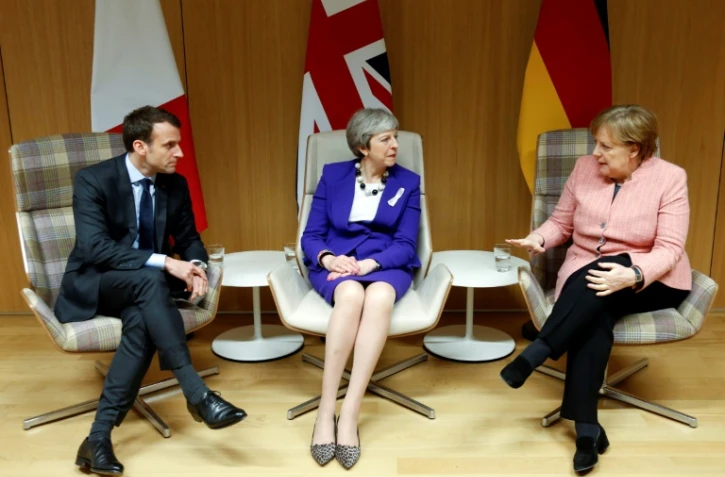 La Première ministre britannique Theresa May (c), le président français EMmanuel MAcron et la chancelière allemande Angela Merkel à Bruxelles, le 23 mars 2018