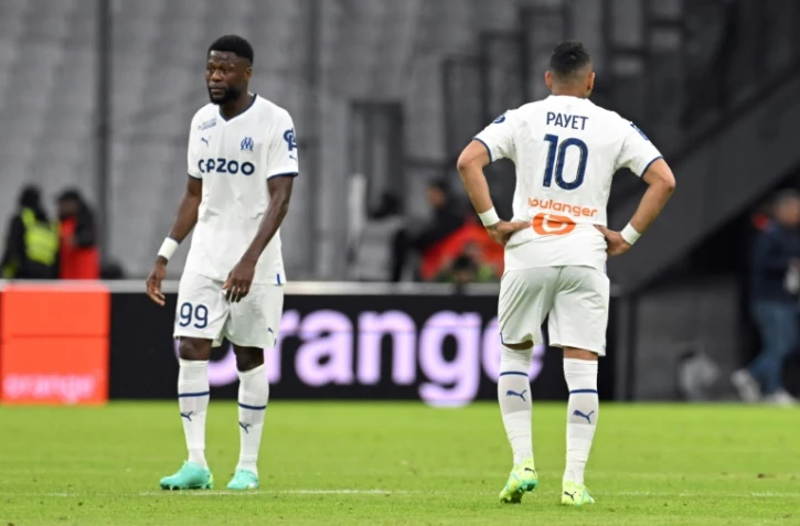 La déception des Marseillais Chancel Mbemba (g) et Dimitri Payet, après le match nul contre Montpellier, le 31 mars 2023 au Stade Vélodrome 