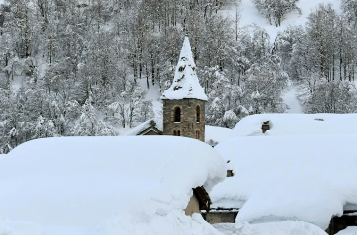 Quatorze départements de l'est et du sud ont été placés en vigilance orange pour vent violent, neige et verglas ou inondations, a annoncé samedi Météo France