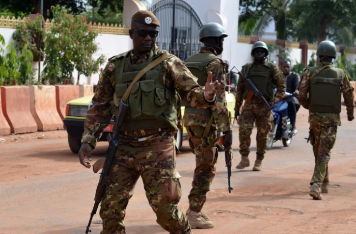 Des militaires devant l'hôtel Radisson le 22 novembre 2015 à Bamako