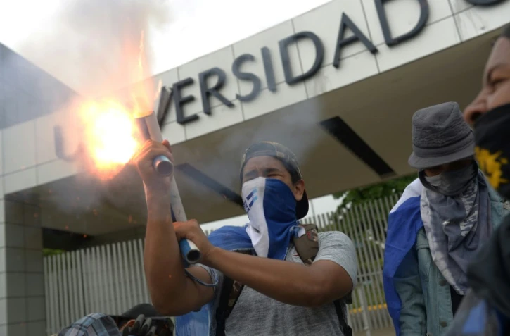 Des étudiants tirent un mortier le 23 juillet 2018 à Managua