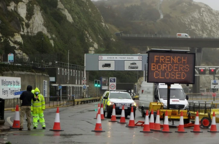 Un panneau lumineux annonce la fermeture de la frontière française à Douvres (Grande Bretagne) le 21 décembre 2020
