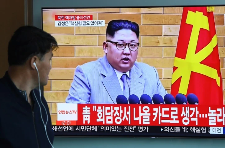 Un sud-coréen regarde le dirigeant de Corée du nord Kim Jong Un à la télévision, à Séoul le 21 avril 2018