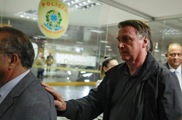 L'ex-président du Brésil Jair Bolsonaro arrive au Sénat à Brasilia pour déjeuner avec des dirigeants de l'opposition, le 18 février 2025