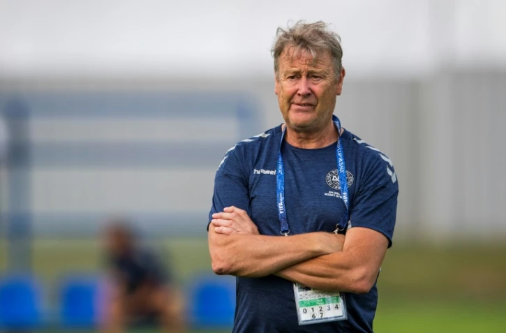 Le sélectionneur du Danemark Age Hareide observe ses joueurs lors d'une séance d'entraînement à Vityazevo le 22 juin 2018 au Mondial