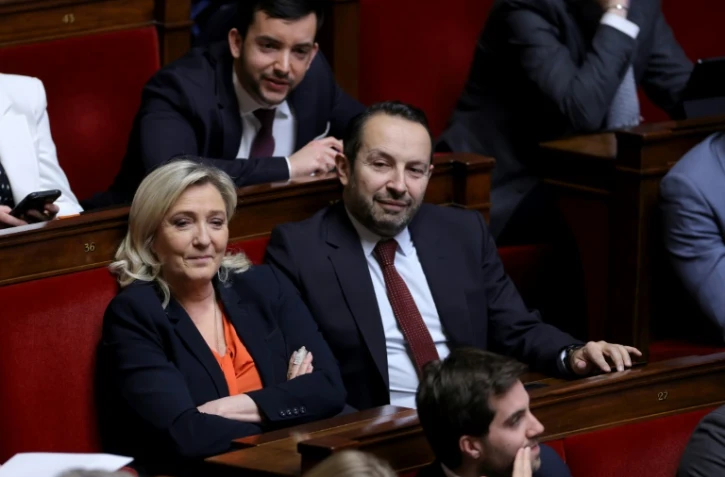 La présidente du groupe Rassemblement national à l'Assemblée, Marine Le Pen (gauche) avec les députés RN Sébastien Chenu (droite) et Jean-Philippe Tanguy (haut), le 7 mars 2023 à l'Assemblée
