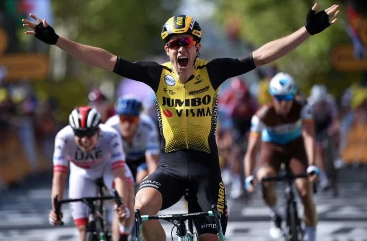 Le Belge Wout van Aert franchit en vainqueur la ligne d'arrivée de la 10e étape du Tour de France, le 15 juillet 2019 à Albi