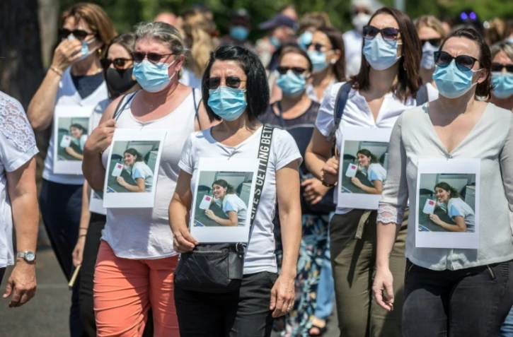 Des proches de  Delphine Jubillar portée disparue dans le Tarn depuis le 16 décembre participent à une marche blanche, le 12 juin 2021 à Albi 