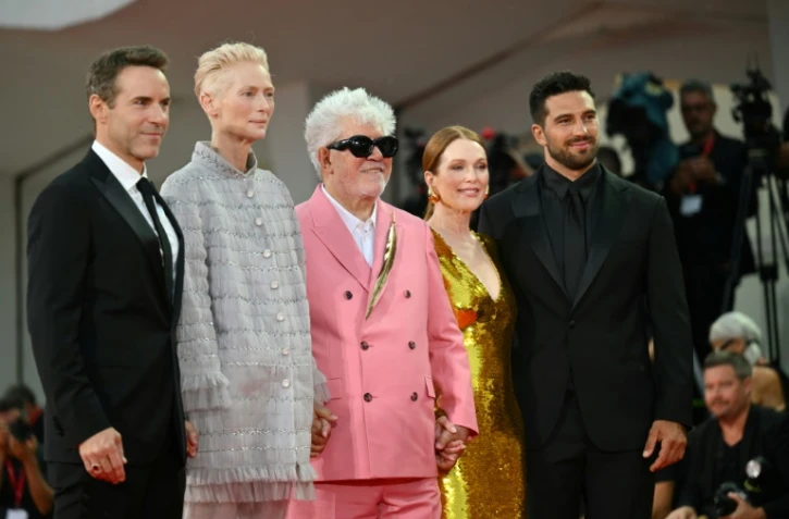 De gauche à droite: l'acteur Alessandro Nivola, l'actrice Tilda Swinton, le réalisateur Pedro Almodovar, l'actrice Julianne Moore et l'acteur Alvise Rigo, le 2 septembre 2024 sur le Lido, à Venise