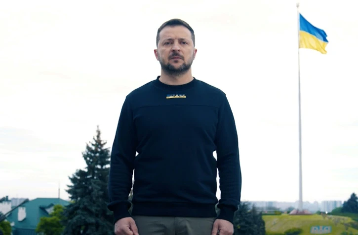 Le président ukrainien Volodymyr Zelensky lors des célébrations de la victoire sur l'Allemagne nazie pendant la Seconde guerre mondiale, le 8 mai 2023 à Kiev