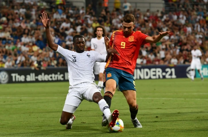 Le défenseur français Fodé Ballo-Touré intervient devant l'attaquant espagnol Borja Mayoral en demi-finale de l'Euro espoirs, le 27 juin 2019 à Reggio d'Emilie (Italie) 