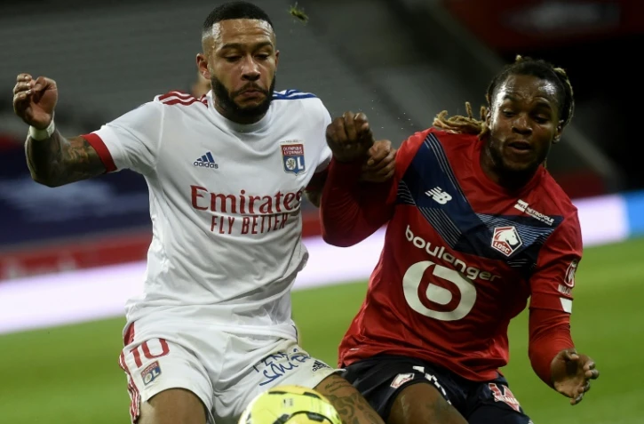 Duel entre le Lyonnais Memphis Depay (g) et le Lillois Renato Sanchez, le 1er novembre 2020 au stade Pierre Mauroy