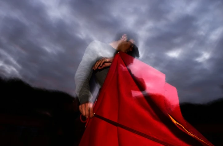 Un élève torero s'entraîne avec sa muleta lors d'un cours en plein air à l'académie taurine Marcial Lalanda à Madrid le 5 novembre 2015