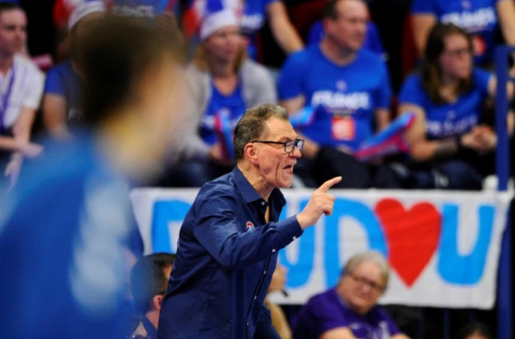 Le sélectionneur de l'équipe de France de handball Olivier Krumbholz donne des instructions à ses joueuses, le 4 décembre 2018 à Nancy
