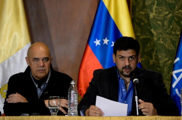 L'un des négociateurs de l'opposition, Carlos Ocariz (D), aux côtés du porte-parole de l'opposition Jesus Torrealba lors d'une conférence de presse, le 12 novembre 2016 à Caracas
