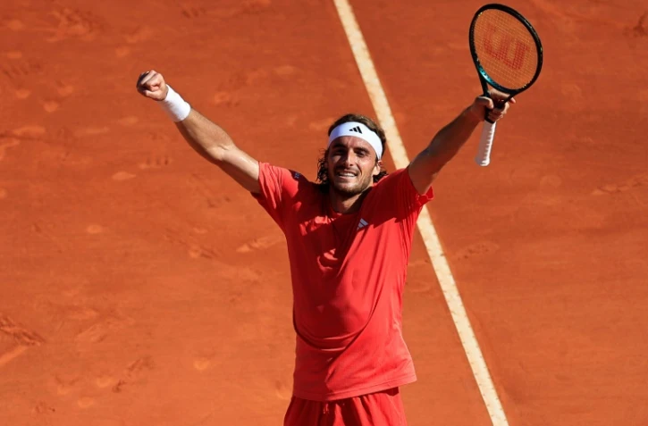 Le Grec Stefanos Tsitsipas exulte après sa victoire contre l'Italien Jannik Sinner en demi-finale du Masters 1000 de Monte-Carlo, le 13 avril 2024